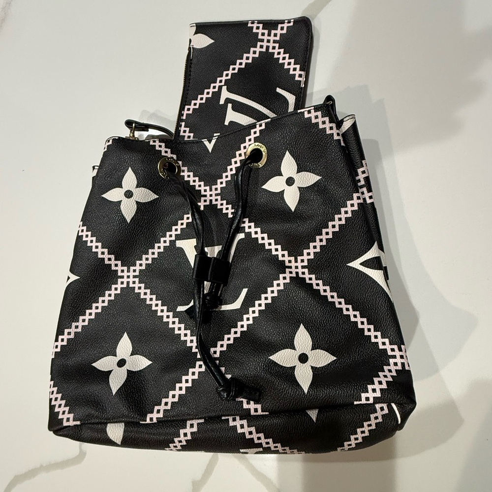 Stylish Black and White Bucket Bag - Picture 2 of 4